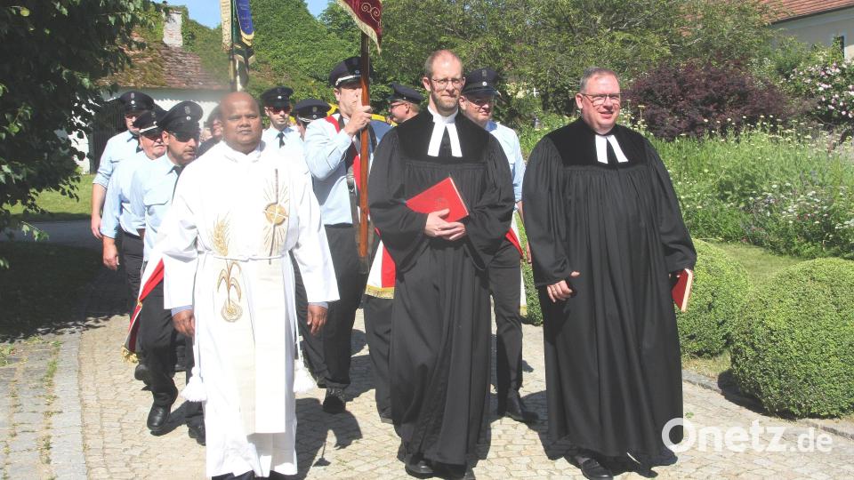 Die Glockenweihe wurde mit einem Kirchenzug, ausgehend vom Schloßgarten der Familie von Lindenfels, eingeläutet. Bild: wro