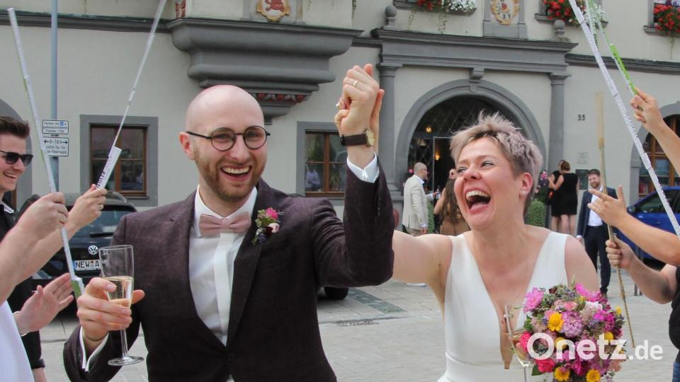 Lachend durchlaufen Kristin und Peter Stahl-Grüneich das Ehrenspalier. Bild: kro