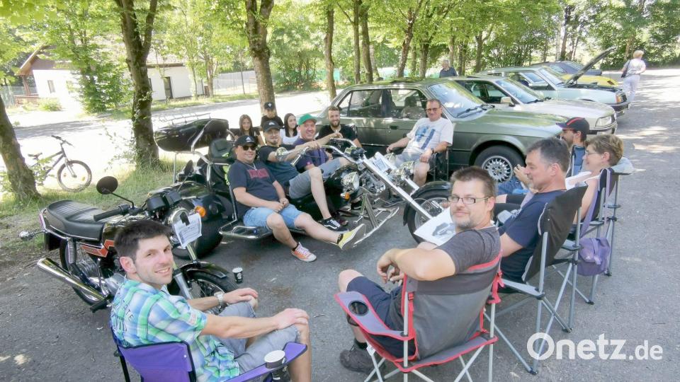 Dieser Stammtisch gruppierte sich um ein herausgeputztes Trike und ein Motorrad und machte es sich unter schattenspendenden Bäumen gemütlich. Bild: gz