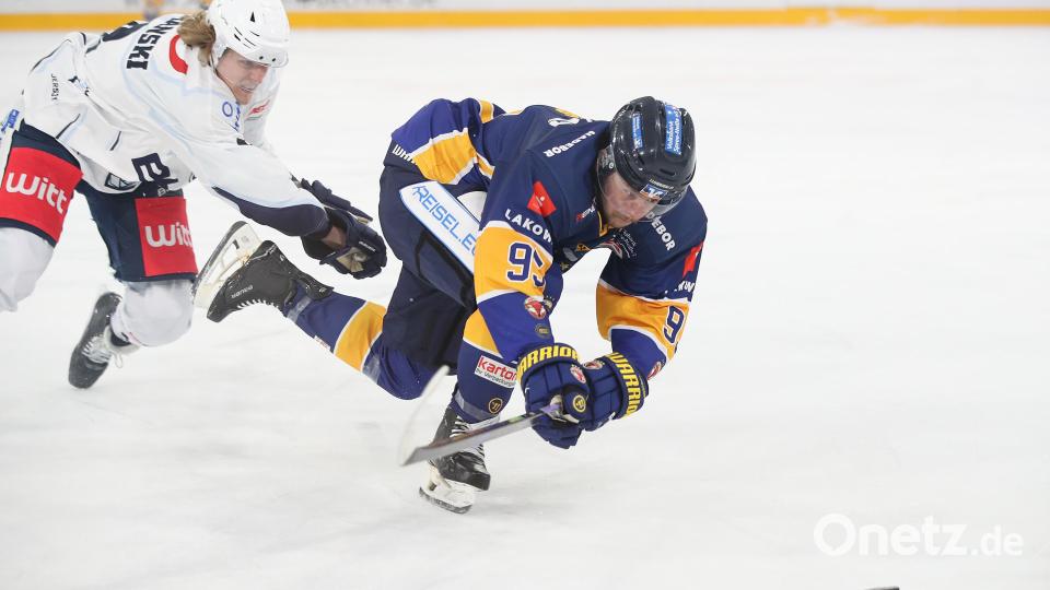 Neal Samanski (links) verfolgt in dieser Szene Marcus Freis von den Lausitzer Füchsen. Die Blue Devils Weiden verloren das Auswärtsspiel in Weißwasser am Freitagabend mit 0:4. Bild: Thomas Heide