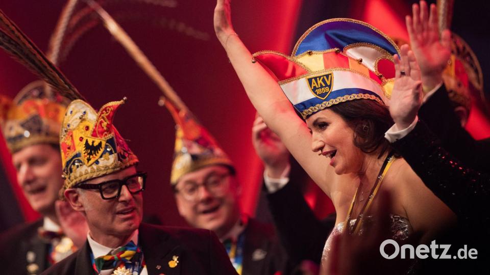 Dorothee Bär (CSU) hält ihre Ritterinnenrede bei der Festsitzung zur Verleihung des Ordens wider den tierischen Ernst des Aachener Karnevalsvereins. Bild: Rolf Vennenbernd/dpa