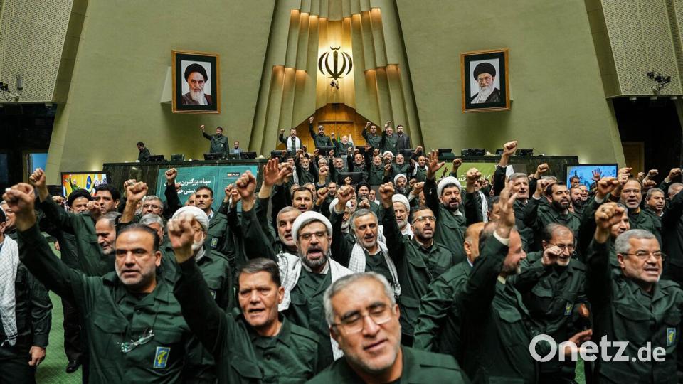 Abgeordnete des iranischen Parlaments solidarisieren sich mit den Revolutionsgarden. Bild: Hamed Malekpour/Khane Melat/dpa