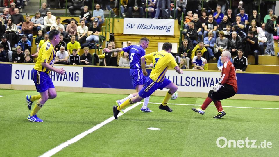 Szene aus dem Spiel des SK Fürnried (gelbe Trikots) gegen die Sportfreunde Ursulapoppenricht (blaue Trikots) Hallenmasters des SV Illschwang 2026
Saison 2025/26
Bild: Hubert Ziegler Bild: Hubert Ziegler