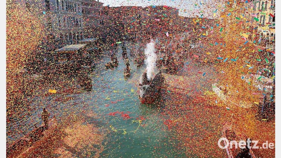 Bei der Wasserparade im Karneval in Venedig wird mit viel Konfetti gefeiert. Bild: Matteo Chinellato/IPA via ZUMA Press/dpa