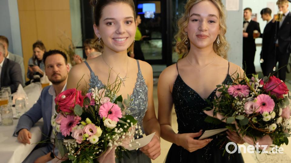 Zum Dank der Schülersprecherinnen Klara Biersack und Marie Seemann an Tanzlehrerin Claudia Höllriegl gehörte auch die Aufforderung zu Frohsinn und guter Laune. Bild: do