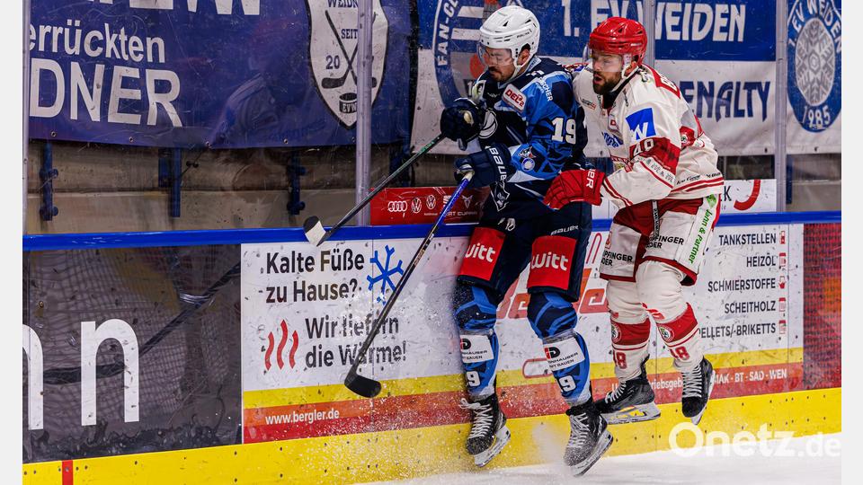 Es war ein schmerzhafter Sonntagabend für die Blue Devils: Die Weidener um Alex-Olivier Voyer (links) unterlagen dem EV Landshut (im Bild Wade Bergman) in heimischer Halle trotz unzähliger Chancen. Bild: Werner Moller