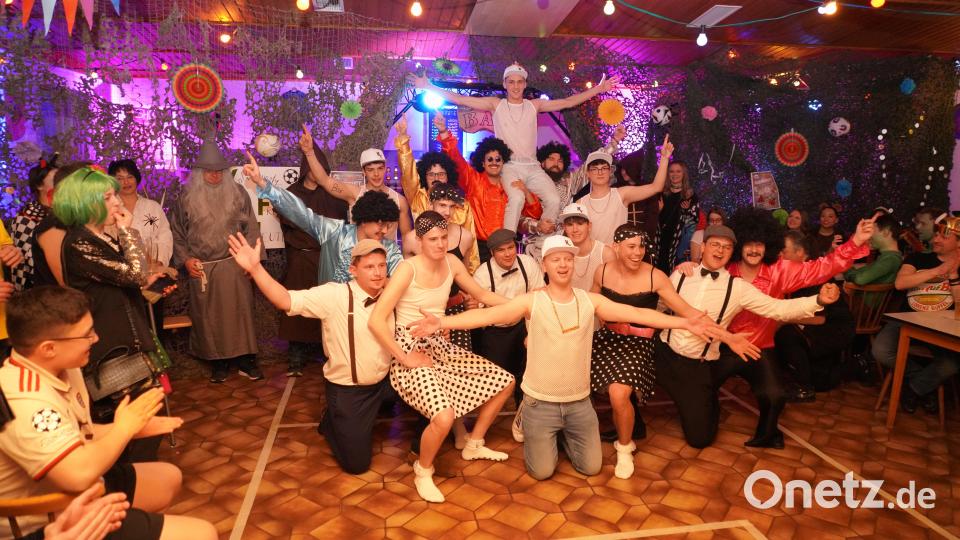 FSV-Männerballett: "Tanzen in Perfektion..." beim FSV - Sportlerfasching. Bild: fvo