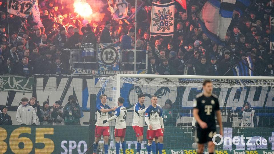 Gefeierter HSV-Mann Luka Vuskovic (l) nach seinem Tor zum 2:2. Bild: Marcus Brandt/dpa