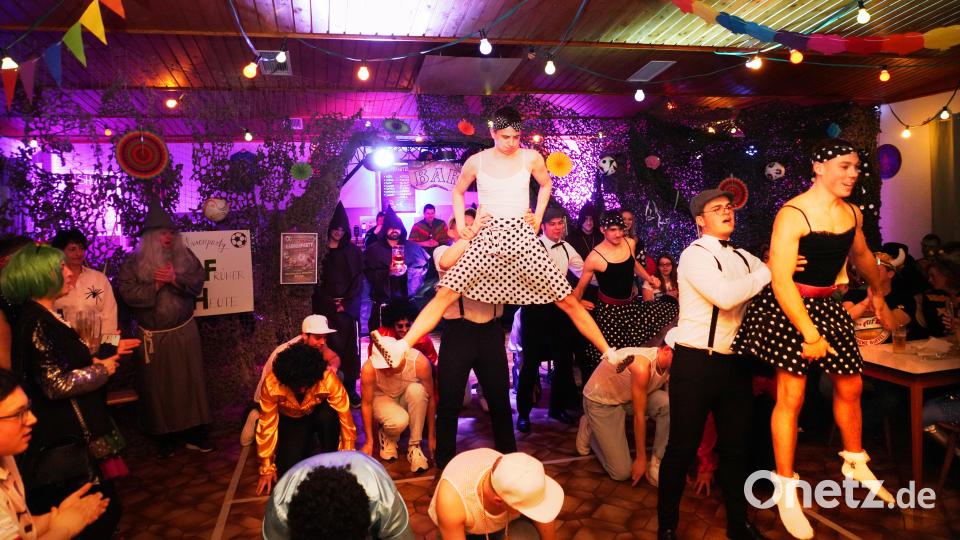 Der FSV-Kabinenparty mit einem Tanz in Perfektion der FSV-Fußballer. Bild: fvo