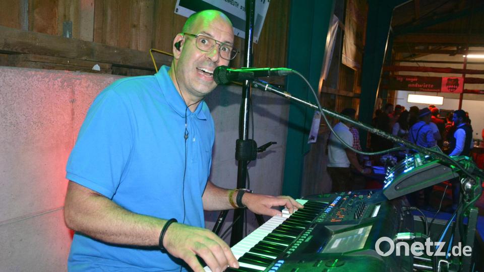 Alleinunterhalter Fred Stingl sorgte für einen stimmungsvollen Abend. Bild: jr