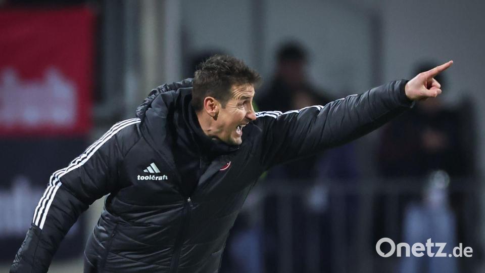 Miroslav Klose pusht seine Nürnberger nach vorne. Bild: Daniel Karmann/dpa