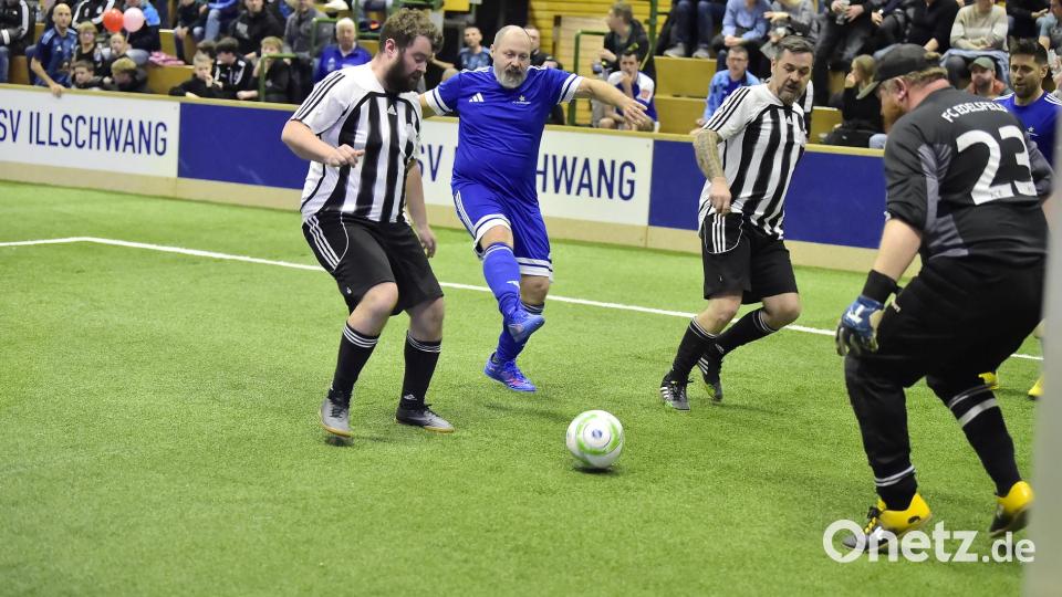 Szene aus der Begegnung zwischen dem FC Edelsfeld (weiß-schwarze Trikots) und dem FC Sternstunden (blaue Trikots) Hallenmasters des SV Illschwang 2026
Saison 2025/26
Bild: Hubert Ziegler Bild: Hubert Ziegler
