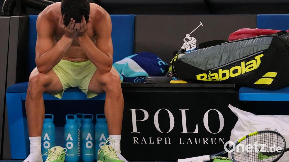 Carlos Alcaraz war nach seinem Halbfinale gegen Alexander Zverev völlig erschöpft. Bild: Dita Alangakra/AP/dpa