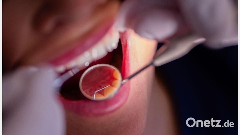 Zahnarztbehandlungen sollen nach dem Willen des CDU-Wirtschaftsrats „nicht länger im Umlageverfahren den Beitragszahlern zur Last fallen“. (Symbolbild) Bild: Rolf Vennenbernd/dpa