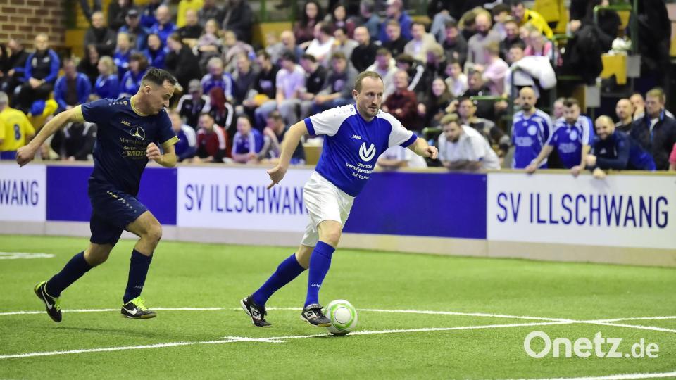 Vorsitzender Martin Luber (rechts) vom SV Illschwang war beim AH-Turnier persönlich auf dem Kunstrasen aktiv, wie hier im Spiel gegen Happurg (links). Hallenmasters des SV Illschwang 2026
Saison 2025/26
Bild: Hubert Ziegler Bild: Hubert Ziegler