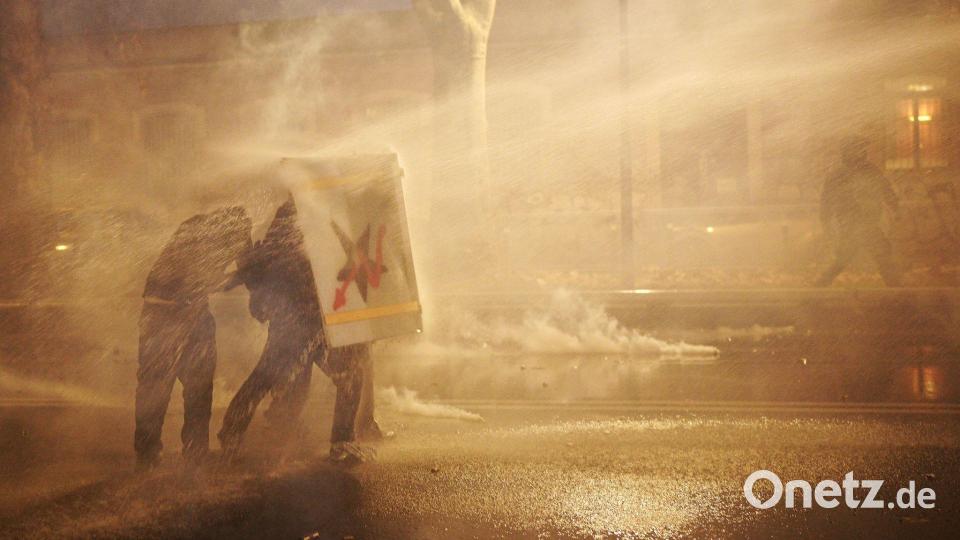 Die Ordnungskräfte setzten Tränengas und Wasserwerfer ein. Bild: Marco Alpozzi/LaPresse via ZUMA Press/dpa