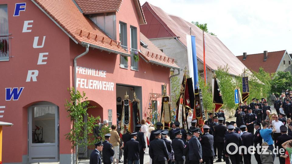 Vor dem frisch renovierten und umgebauten FFW-Haus versammelten sich im Mai 2009 viele Gäste. Archivbild: dob
