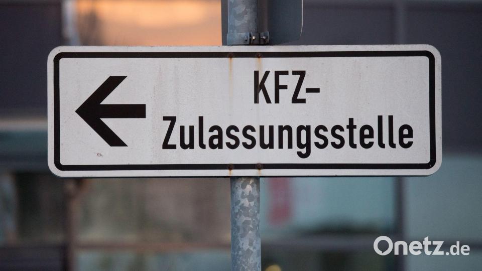 Zwischen Kauf und der Zulassung eines Autos vergehen in der Regel Monate. (Archivbild) Bild: Armin Weigel/dpa