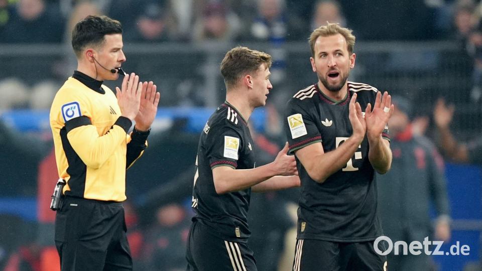 Schiedsrichter Harm Osmers und die Bayern-Profis Harry Kane (l) und Joshua Kimmich. Bild: Marcus Brandt/dpa