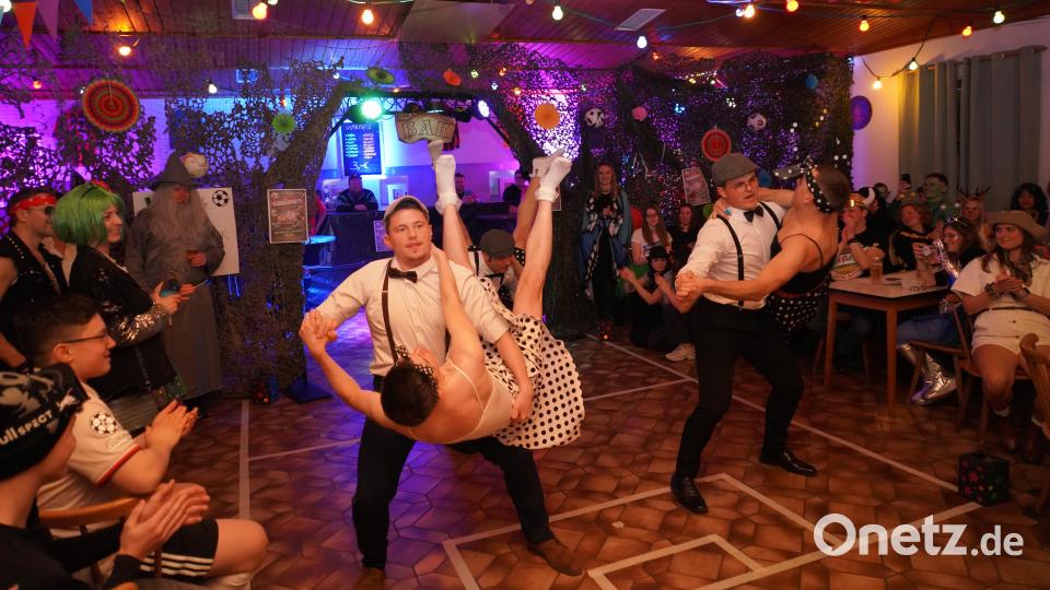 Die Fußballer des FSV zeigen "Figuren in Perfektion..." beim FSV-Sportlerfasching. Bild: fvo