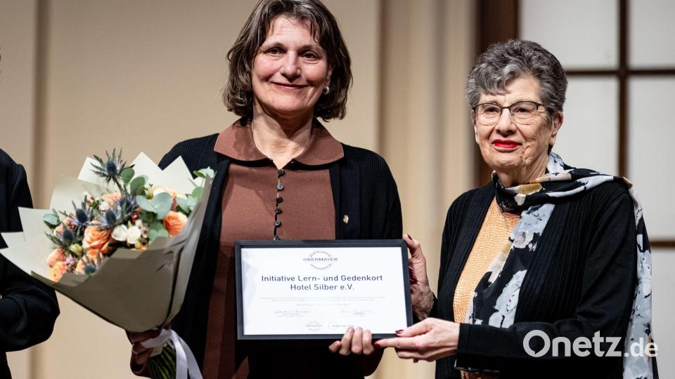 Auch Brigitte Lösch von der Initiative Lern- und Gedenkort Hotel Silber e.V. in Stuttgart nahm eine Auszeichnung entgegen. Bild: Fabian Sommer/dpa