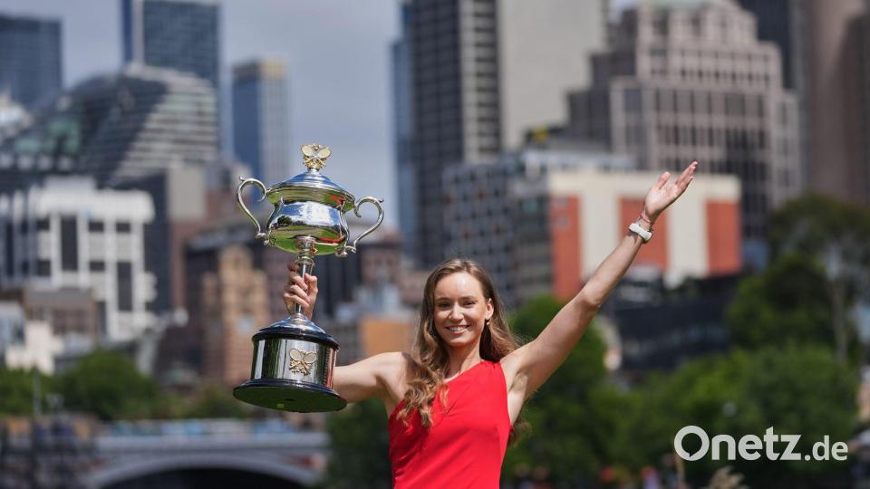 Jelena Rybakina posierte nach ihrem Melbourne-Triumph stolz mit der Trophäe. Bild: Dita Alangkara/AP/dpa