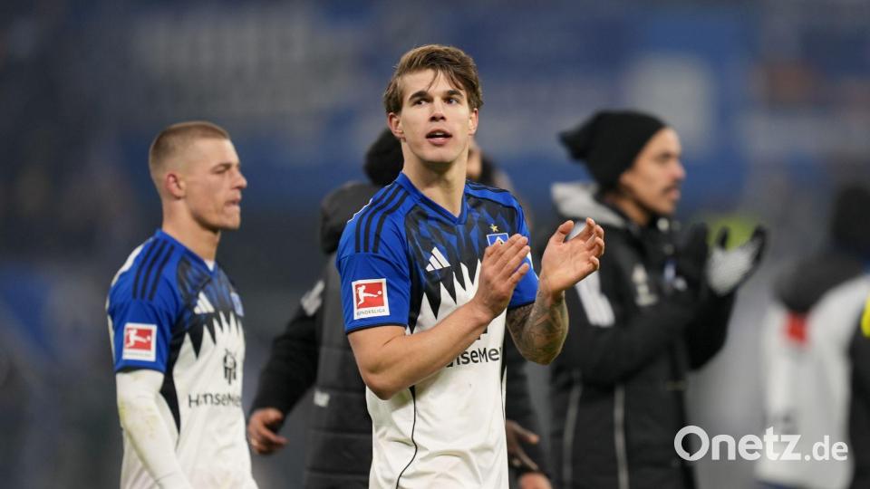 Jung, begeisternd, begehrt: HSV-Abwehrchef Luka Vuskovic (M) Bild: Marcus Brandt/dpa