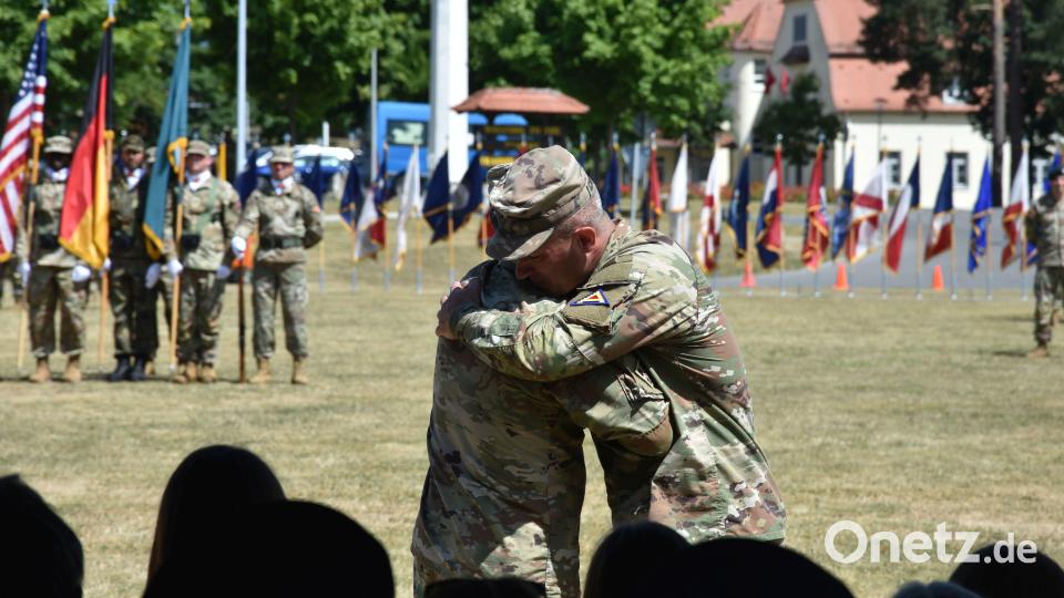 Terry R. Tillis (links) übernimmt den Posten des Kommandeurs über das 7th ATC von Vorgänger Steven P. Carpenter (rechts). Bild: jut