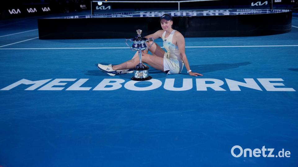 Jelena Rybakina posierte nach ihrem Melbourne-Triumph stolz mit der Trophäe. Bild: Dita Alangkara/AP/dpa