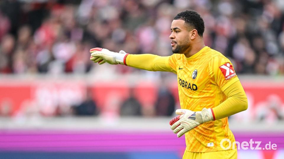 Starker Rückhalt: Freiburgs Torwart Noah Atubolu. Bild: Harry Langer/dpa