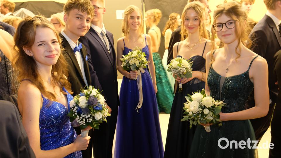 In strahlender Laune präsentierten sich die Debütantinnen mit ihren farbenfrohen Blumensträußchen, dem Pflichtgeschenk der Tanzpartner. Bild: do