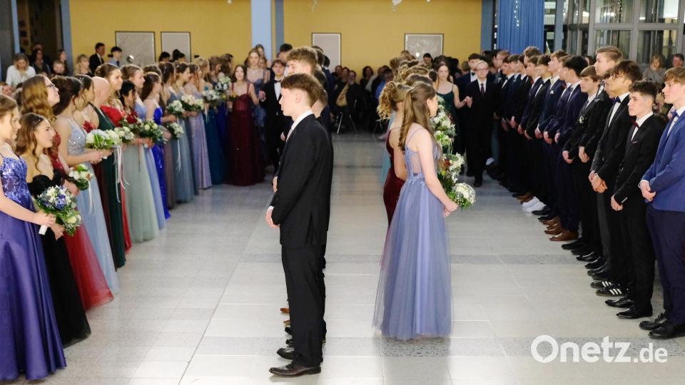 42 Tanzpaare aus den 10. Klassen des Gymnasiums Eschenbach verzauberten beim Tanzkurs-Abschluss in der Aula Eltern und Publikum. Festlich gewandet eröffneten die jungen Damen und Herren die spektakuläre Ballnacht mit der anmutigen Fächer-Polonaise von Johann Strauss. Bild: do