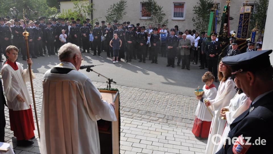 Am 9. Mai 2009 fand die kirchliche Segnung des neuen Feuerwehrhauses durch Pfarrer Gerhard Schmidt statt. Archivbild: dob