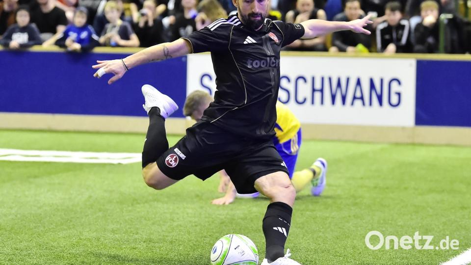 Oliver Gorgiev von den Allstars des 1. FC Nürnberg zauberte beim AH-Turnier am Freitagabend kräftig auf und begeisterte die Zuschauer in der Krötenseehalle in Sulzbach-Rosenberg. Hallenmasters des SV Illschwang 2026
Saison 2025/26
Bild: Hubert Ziegler Bild: Hubert Ziegler