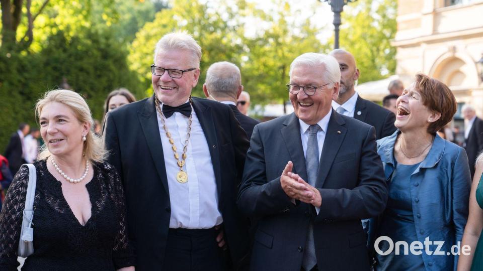 Der Bayreuther OB Ebersberger (2. v. l.) wird bei den Festspielen stets mit hochrangigen Politikern und Prominenten fotografiert - hier mit Bundespräsident Steinmeier (2. v. r.). (Archivbild) Bild: Nicolas Armer/dpa