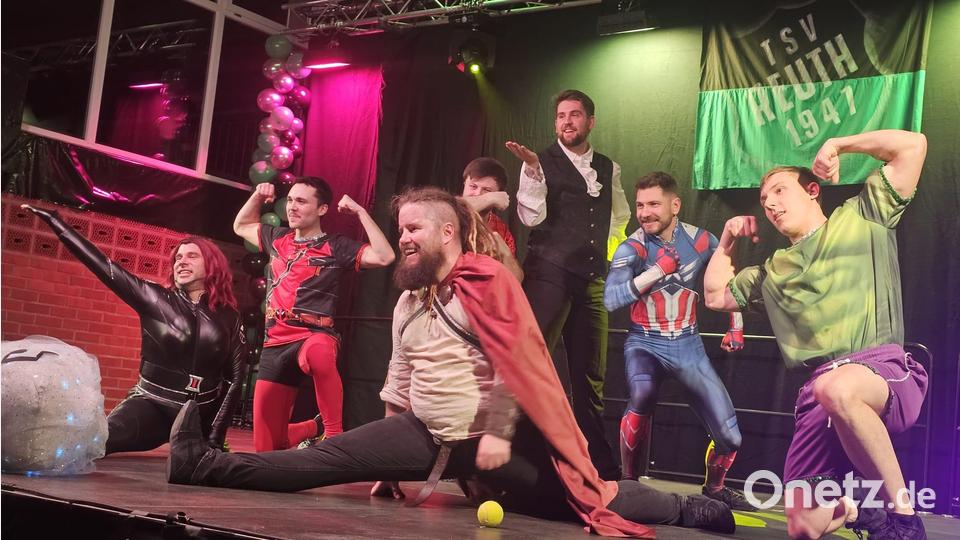 Das Männerballett des TSV Krummennaab legte mit „Der Kampf um den Beatstein“ eine kraftvolle Darbietung hin. Bild: vsr