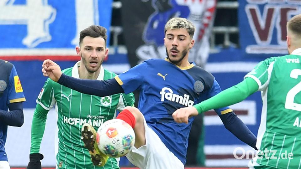 Der Kieler Umut Tohumcu (M) behauptet gegen Branimir Hrgota (l) den Ball. Bild: Daniel Bockwoldt/dpa