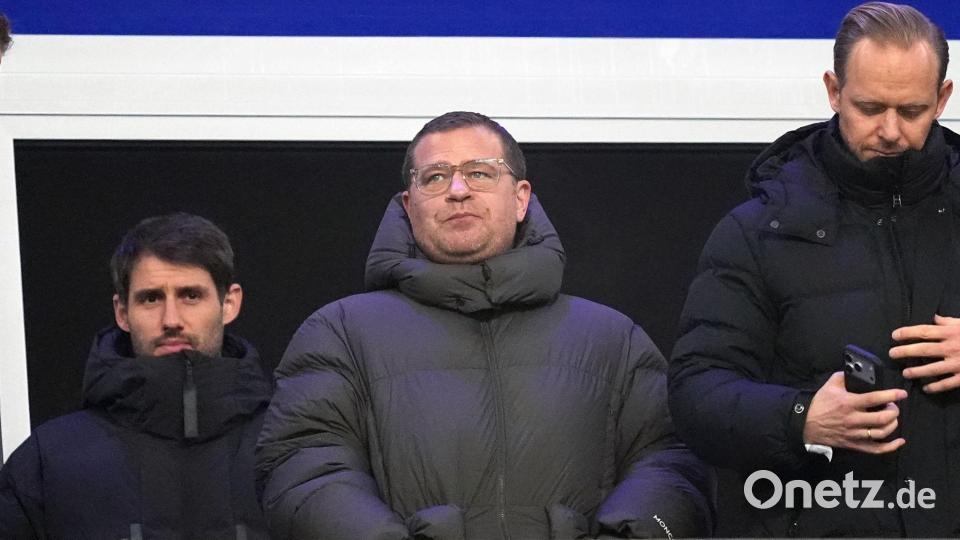 Max Eberl, Sportvorstand des FC Bayern München, steht vor dem Spiel beim Hamburger SV auf der Tribüne. Bild: Marcus Brandt/dpa