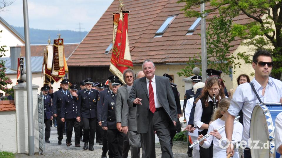 Natürlich war damals auch ein Kirchenzug und anschließend ein Gottesdienst in der Pfarrkirche St. Erhard. Damals war Josef Zilbauer Bürgermeister (Mitte). Archivbild: dob