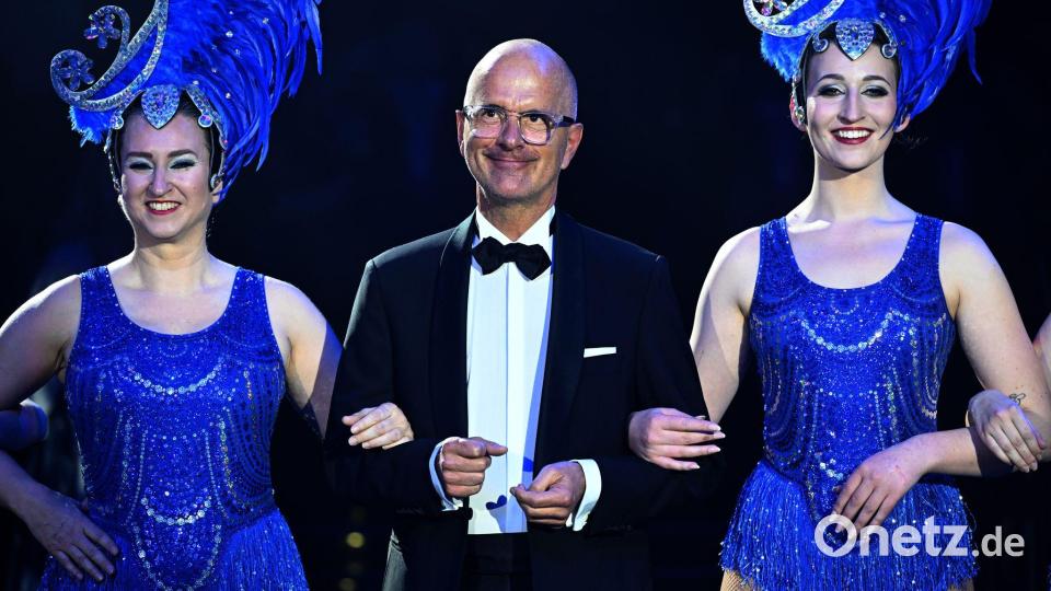 Schauspieler Christoph Maria Herbst geht mit Tänzerinnen im Rahmen des Balls „Soiree Münchner Leben“ zu seiner Verleihung des Karl-Valentin-Ordens 2026. Bild: Felix Hörhager/dpa