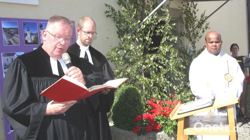 Thomas Berthold, der evangelichw Pfarrer aus Erbendorf/Windischeschenbach, beteilige sich mit einem Gebet und Zitaten aus der Heiligen Schrift an der Feier in Thumsenreuth. Bild: wro