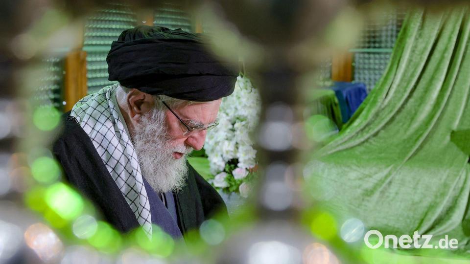 „Das iranische Volk wird jemandem, der angreift oder Schaden zufügt, einen harten Schlag versetzen“, kündigt Ajatollah Ali Chamenei an. Bild: Uncredited/Office of the Iranian Supreme Leader/AP/dpa