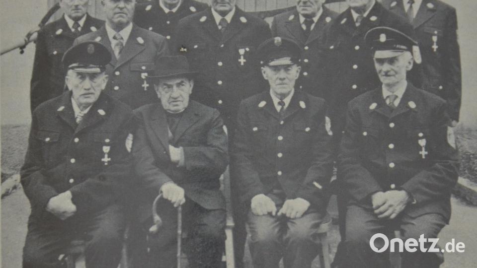 Die ältesten Feuerwehrkameraden stellten sich anlässlich des 100-jährigen Gründungsjubiläum zusammen, das vom 28. Mai bis 1. Juni 1975 gefeiert wurde. Vorne von links nach rechts: Franz Axmann, Pfarrer Friedrich Kreuzer, Karl Baierl und Johann Bäumler. Hintere Reihe: Georg Schuller, Georg Metzger, Wolfgang Schuller, Georg Schuller (Grund), Josef Kammerer, Konrad Mitlmeier und Josef Herold. Repro: dob