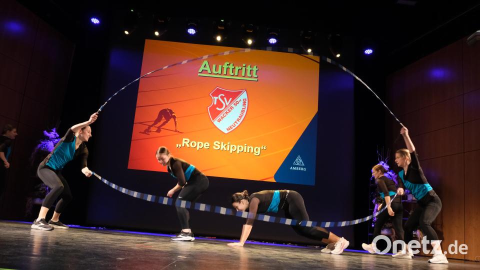 "Rope Skipping" präsentierten die Seilspringerinnen des TSV Neutraubling. Bild: gsp