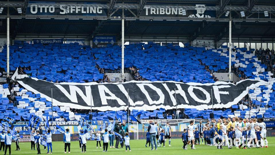 Viele Traditionsclubs und spannende Spiele: Die 3. Liga zieht die Fans an. (Archivbild) Bild: Uwe Anspach/dpa