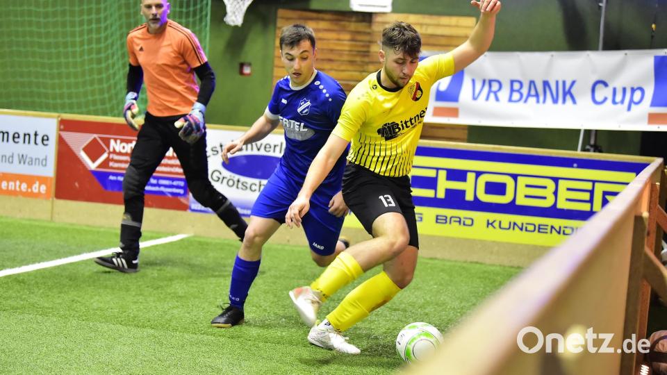 Szene aus dem Spiel zwischen dem SV Illschwang (links) und dem SV Kauerhof (rechts) beim Herrenturnier am Samstagabend. Bild: Hubert Ziegler