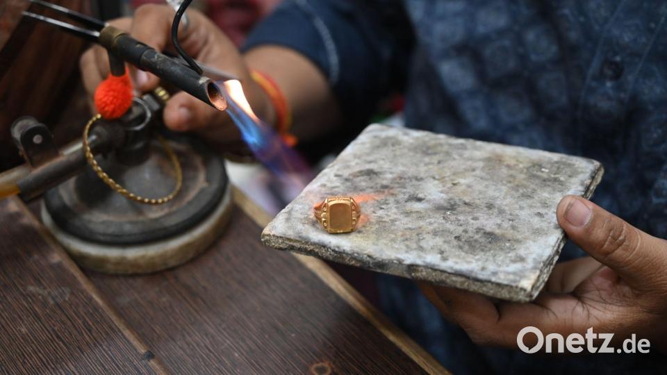 Nach der Rekordrally sackte der Goldpreis zuletzt wieder ab. (Archivbild) Bild: Prabhat Kumar Verma/ZUMA Press Wire/dpa