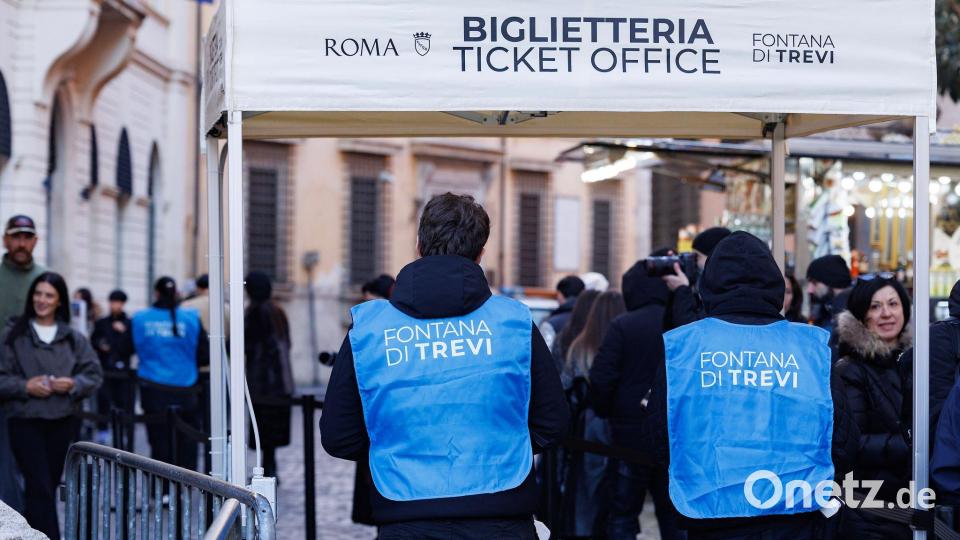 Außerdem können die Tickets vor Ort am Eingang zum Brunnen mit Kreditkarte sowie an mehreren touristischen Informationsstellen gekauft werden. Einwohner von Rom müssen nicht zahlen. Bild: Roberto Monaldo/LaPresse via ZUMA Press/dpa