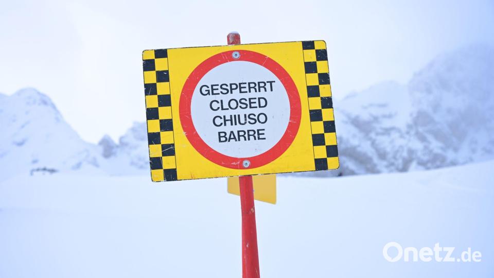 Schilder weisen auf die Gefahr in alpinen Bereichen hin. Bild: Malin Wunderlich/dpa