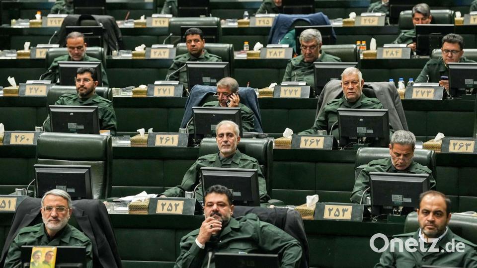 Der Iran reagiert auf EU-Sanktionen: Parlamentsabgeordnete tragen die Uniformen der Revolutionsgarden. (Archivbild) Bild: Hamed Malekpour/Islamic Consultative Assembly News Agency;AP/dpa